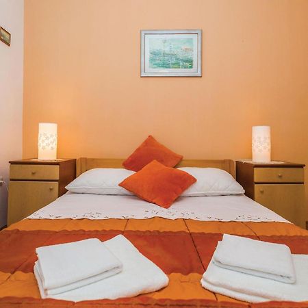 Amazing Apartment In Kastel Stafilic With Jacuzzi Kaštela Esterno foto
