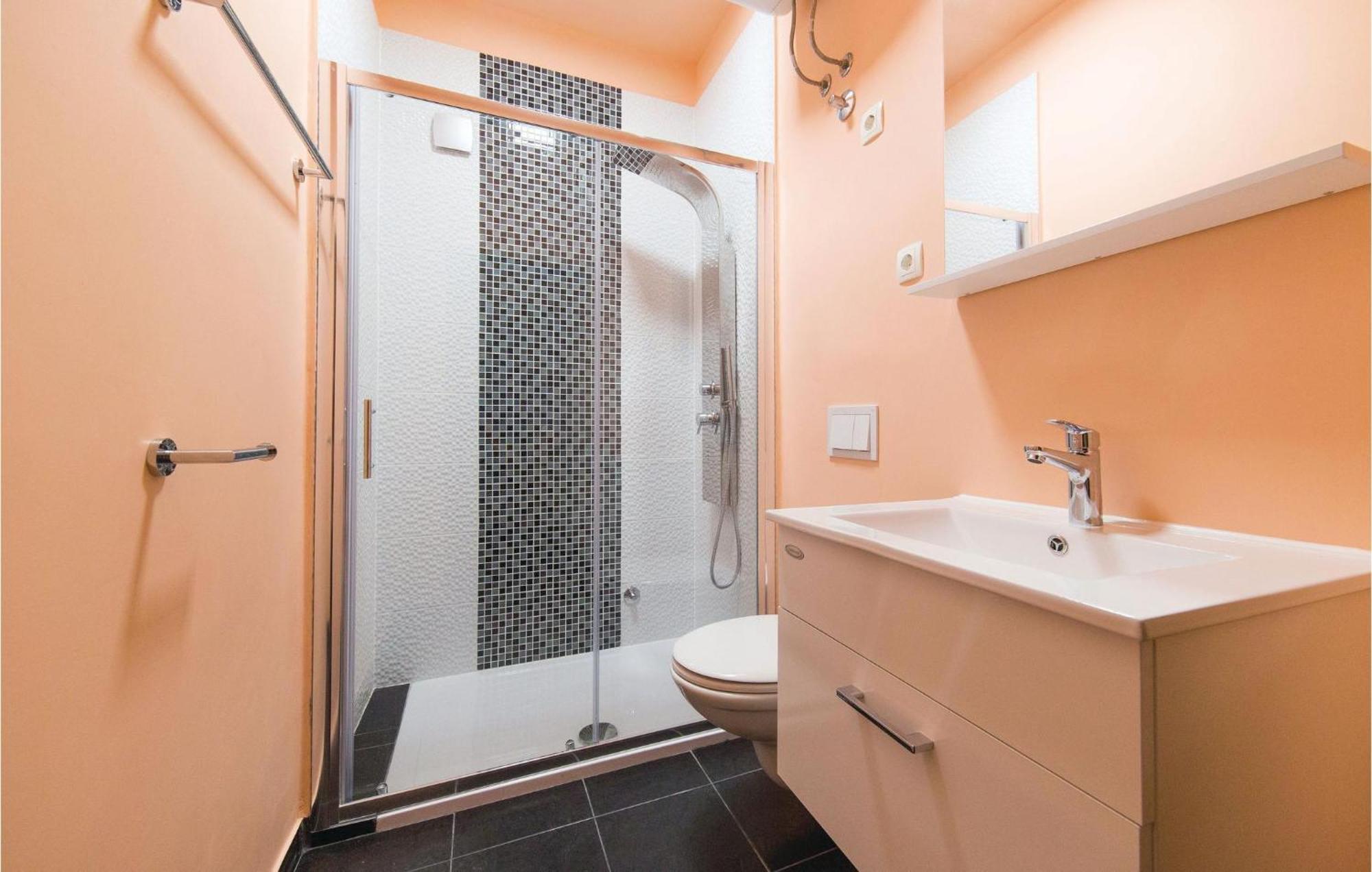 Amazing Apartment In Kastel Stafilic With Jacuzzi Kaštela Esterno foto