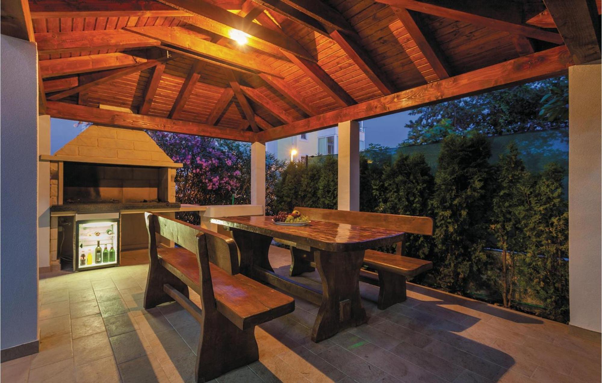 Amazing Apartment In Kastel Stafilic With Jacuzzi Kaštela Esterno foto