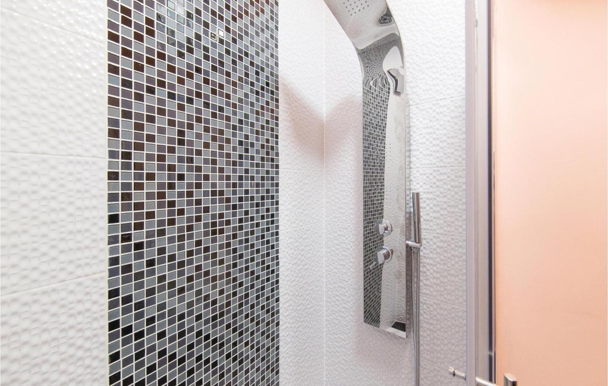 Amazing Apartment In Kastel Stafilic With Jacuzzi Kaštela Esterno foto