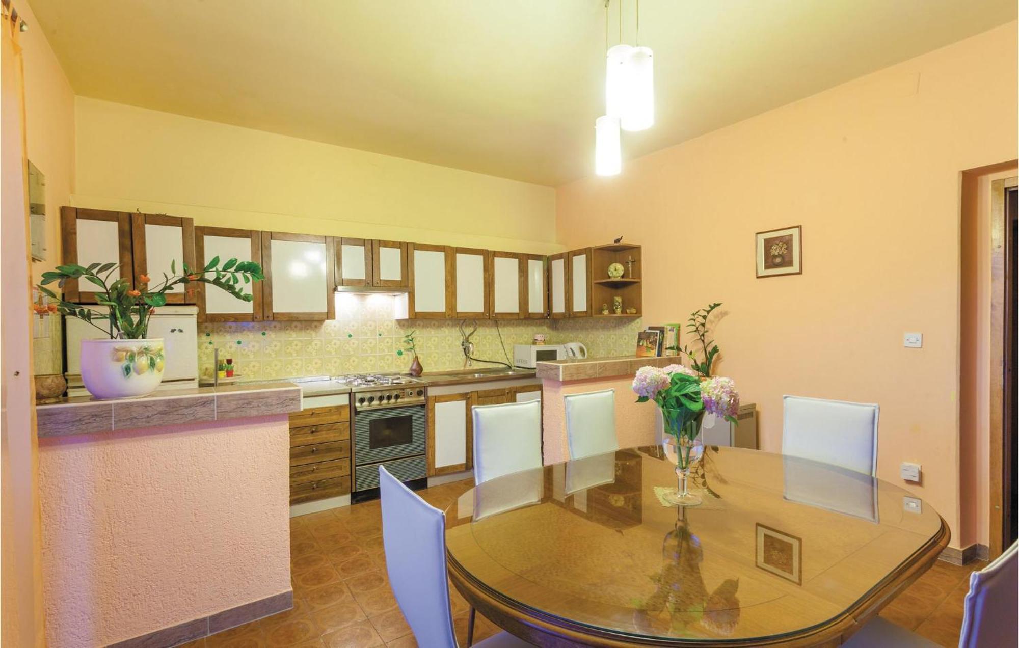 Amazing Apartment In Kastel Stafilic With Jacuzzi Kaštela Esterno foto