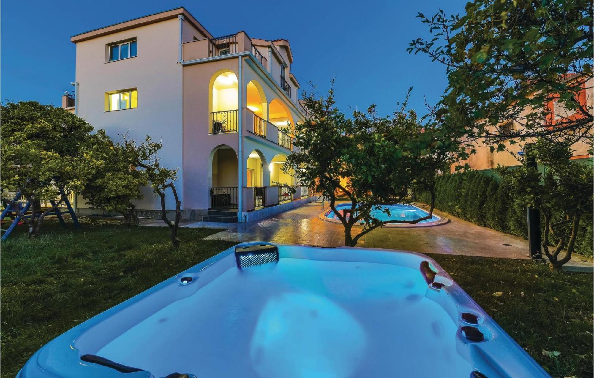 Amazing Apartment In Kastel Stafilic With Jacuzzi Kaštela Esterno foto