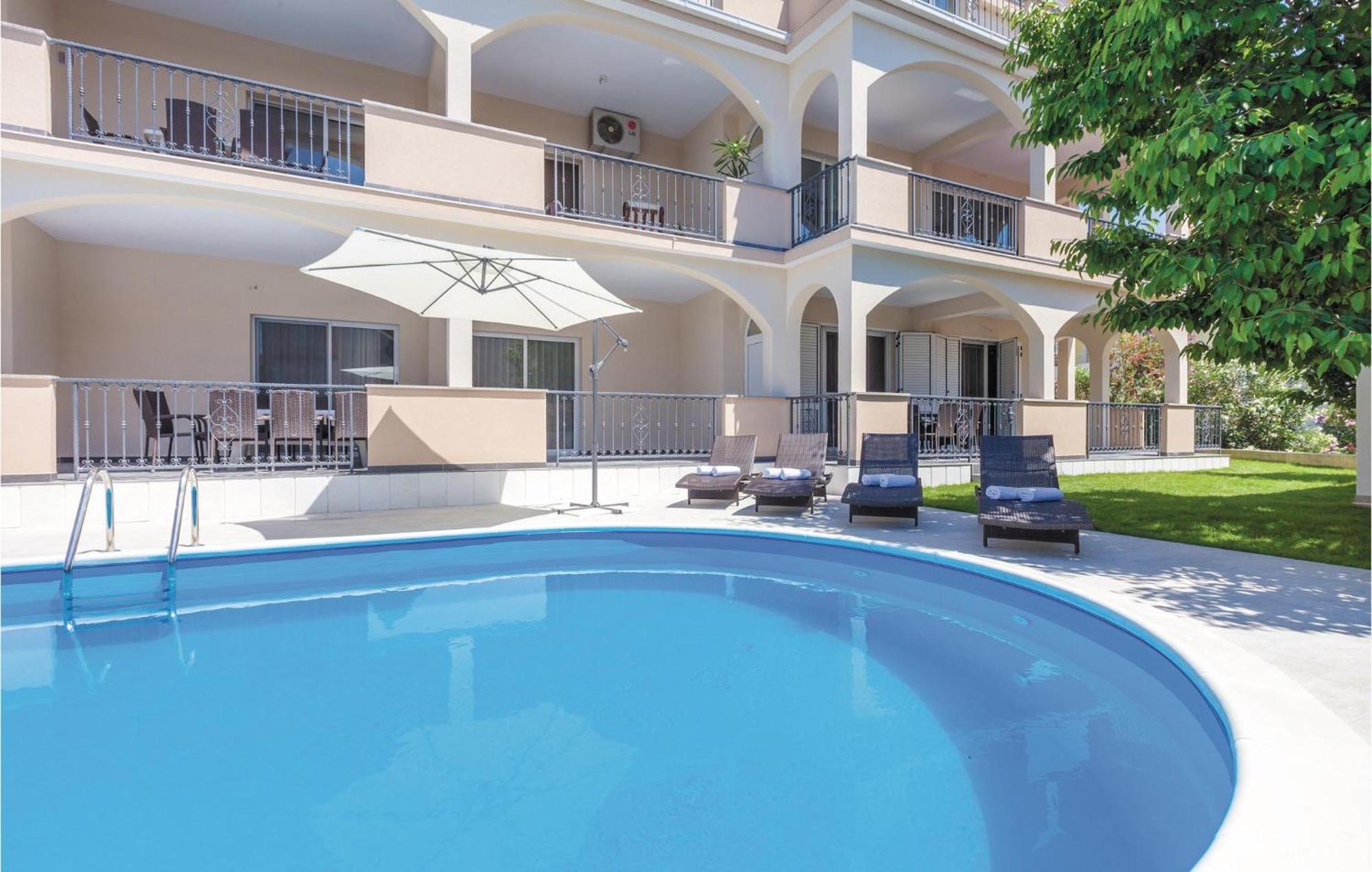 Amazing Apartment In Kastel Stafilic With Jacuzzi Kaštela Esterno foto