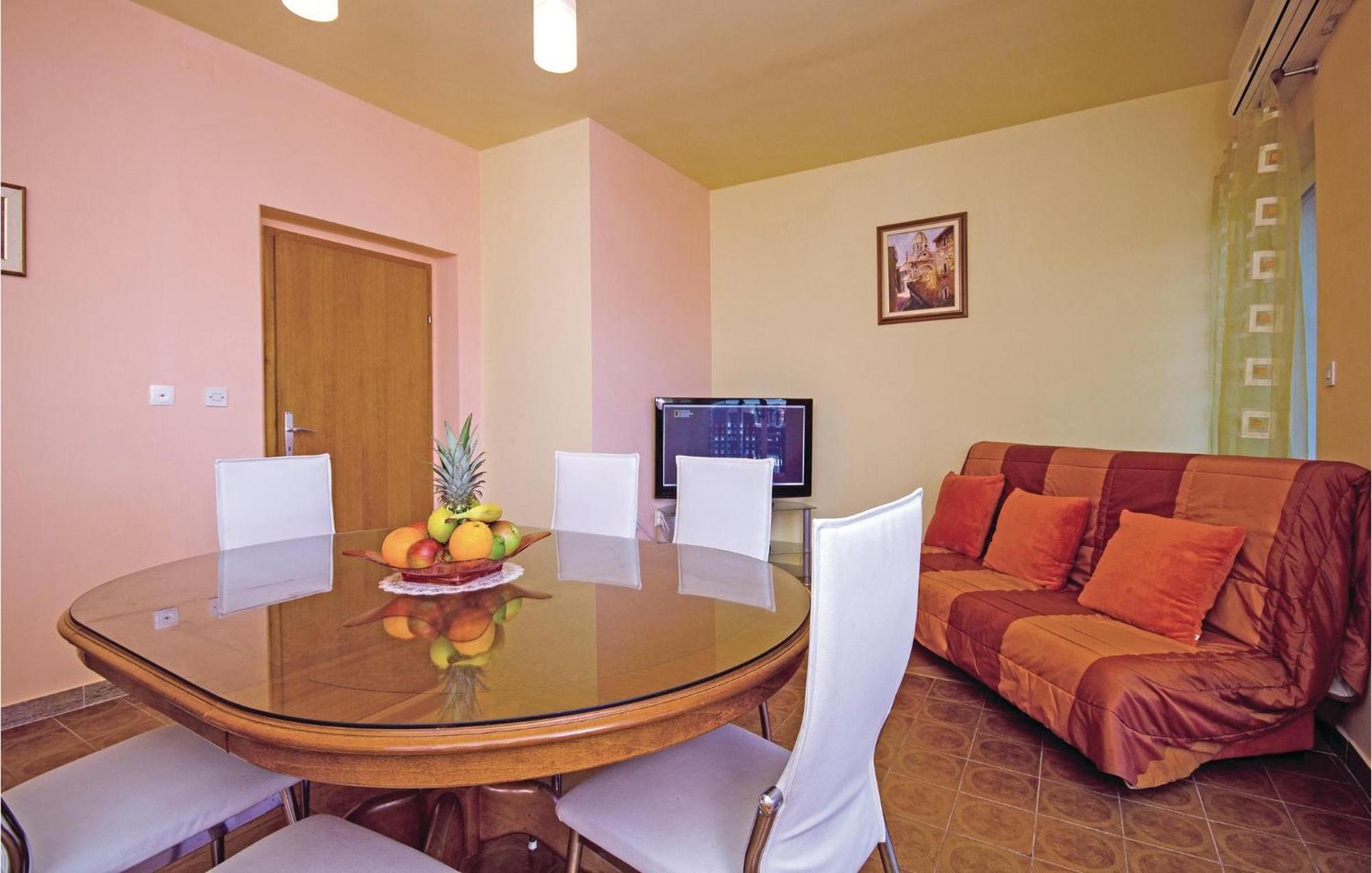 Amazing Apartment In Kastel Stafilic With Jacuzzi Kaštela Esterno foto