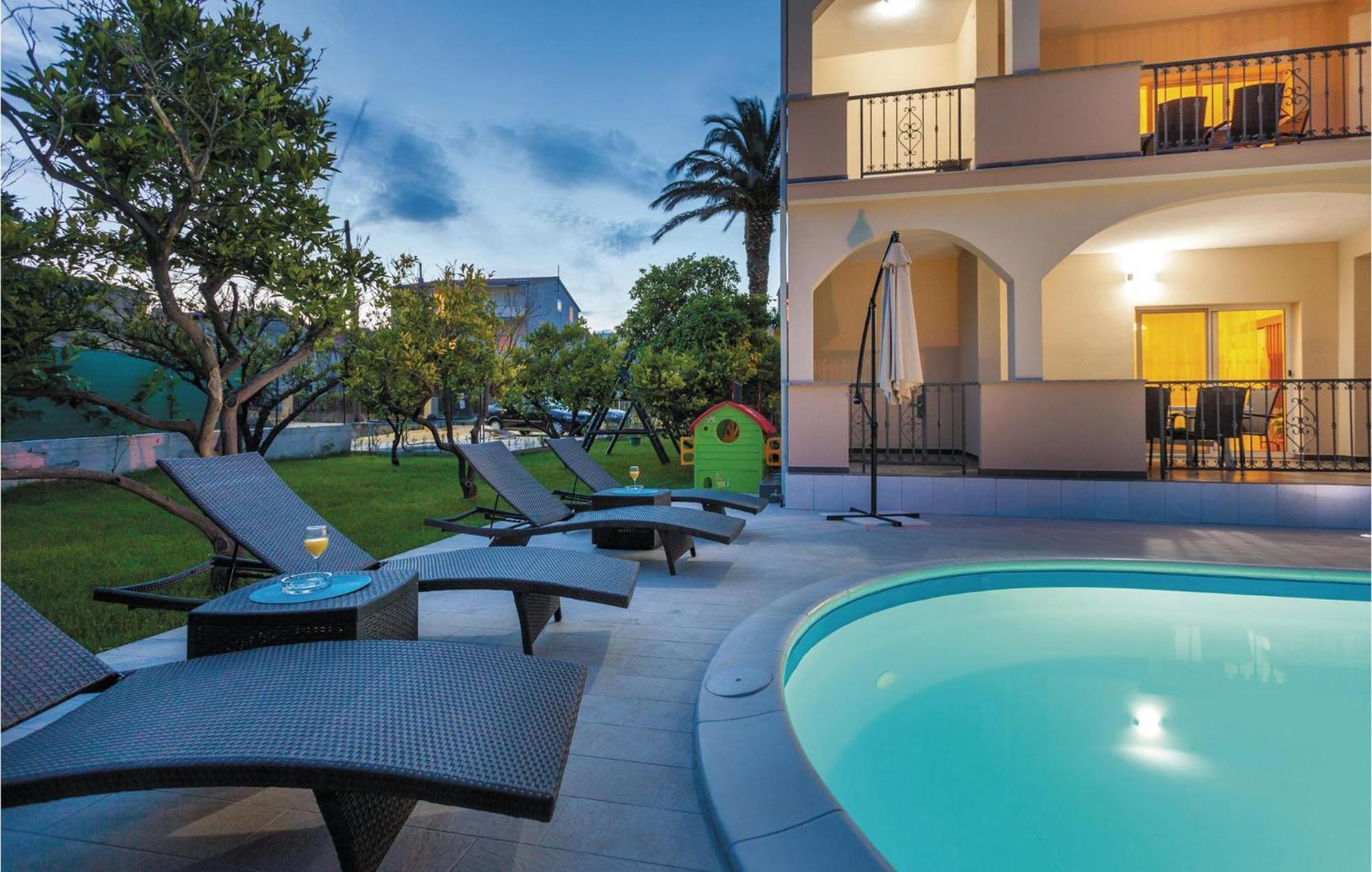 Amazing Apartment In Kastel Stafilic With Jacuzzi Kaštela Esterno foto