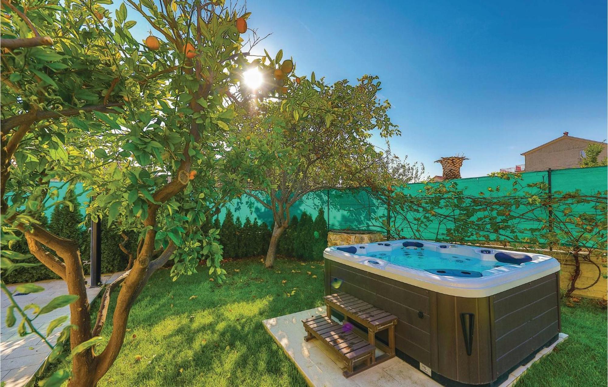 Amazing Apartment In Kastel Stafilic With Jacuzzi Kaštela Esterno foto