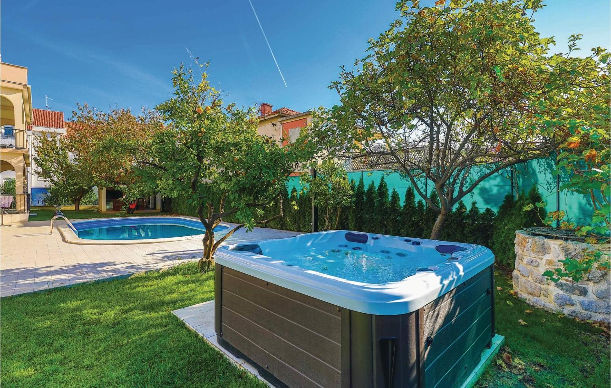 Amazing Apartment In Kastel Stafilic With Jacuzzi Kaštela Esterno foto