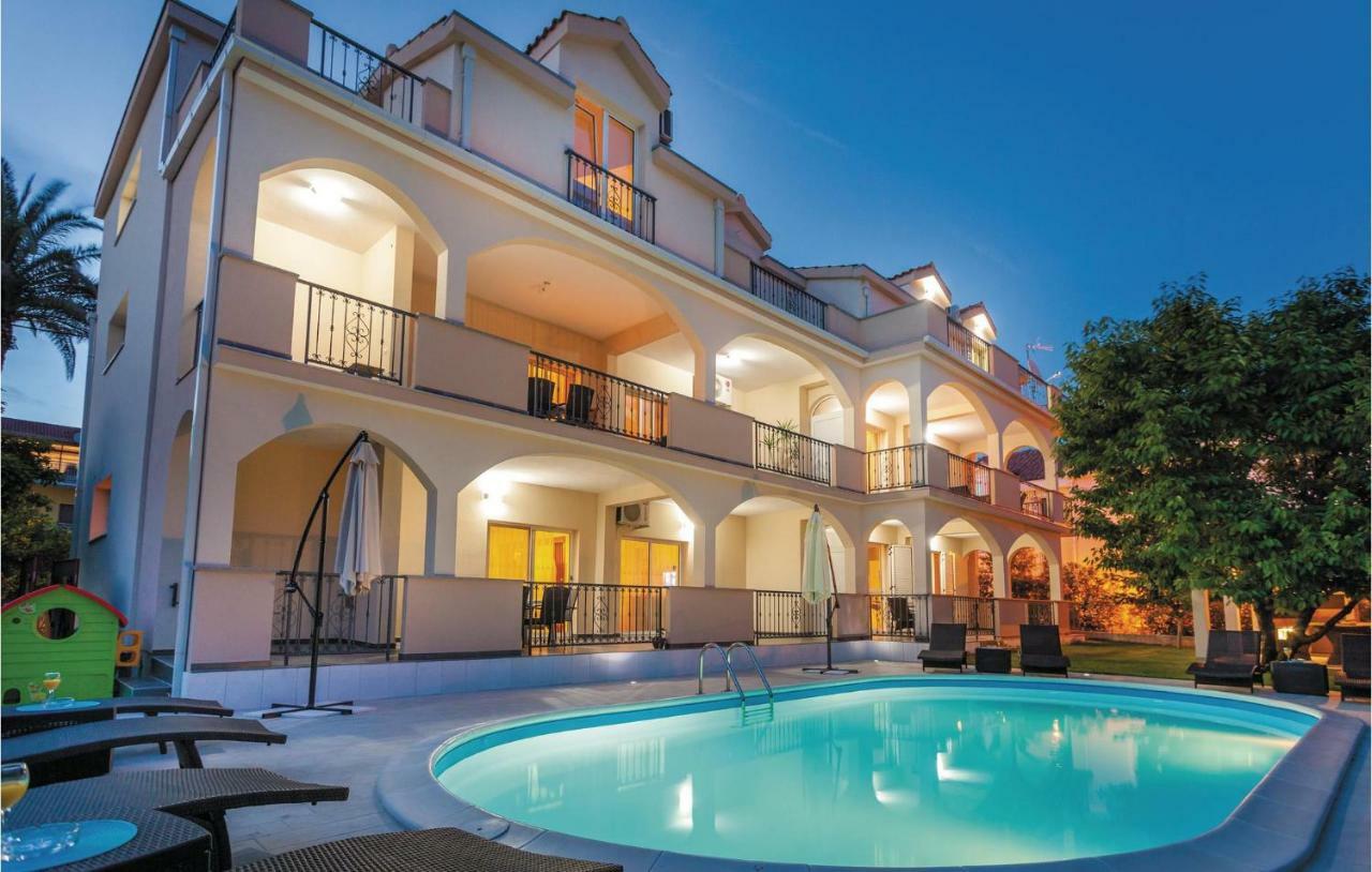 Amazing Apartment In Kastel Stafilic With Jacuzzi Kaštela Esterno foto